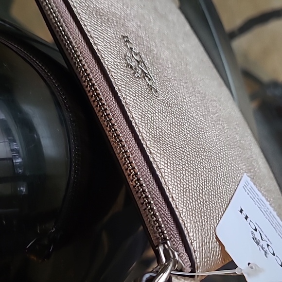NWT Coach Leather Wristlet ❤️ - Picture 6 of 6